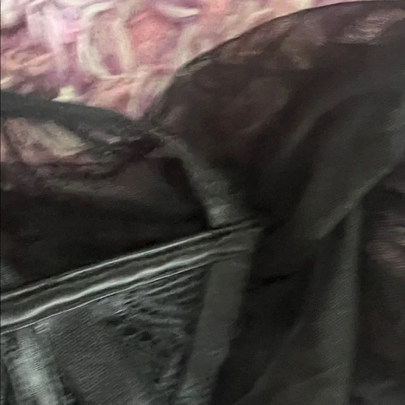 Elegant Black Lace Chemise - Picture 3 of 6